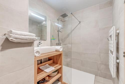 une salle de bain blanche avec une douche et un lavabo dans l'établissement Résidence Les Terrasses De La Vanoise - 4 Pièces pour 8 Personnes MAE-7204, à Champagny-en-Vanoise