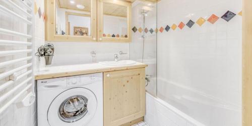 une salle de bain avec une machine à laver et un lavabo dans l'établissement Résidence Les Alpages - 3 Pièces pour 6 Personnes MAE-3924, à Champagny-en-Vanoise