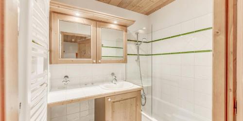une salle de bain avec un lavabo et une douche dans l'établissement Résidence Les Alpages - 3 Pièces pour 6 Personnes MAE-3914, à Champagny-en-Vanoise