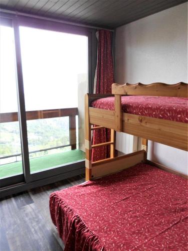 une chambre avec deux lits superposés et une fenêtre dans l'établissement Résidence Vanguard - APPARTEMENT 2 PIECES 5 PERSONNES MAE-3704, à Villarembert