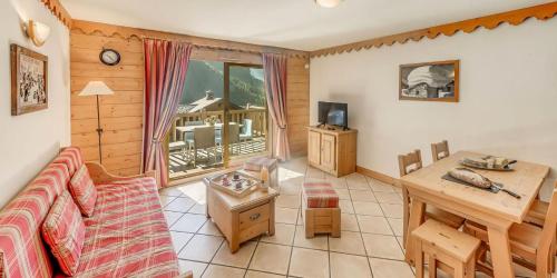 un salon avec un canapé et une table dans l'établissement Résidence Les Alpages - 3 Pièces pour 6 Personnes MAE-7304, à Champagny-en-Vanoise