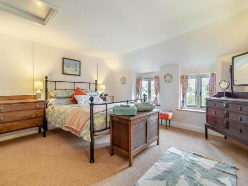 a bedroom with a bed and a dresser and a dresser at Vine Cottage - Ukc4237 in Great Snoring