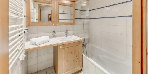 une salle de bain avec un lavabo et une douche dans l'établissement Résidence Les Alpages - 2 Pièces pour 6 Personnes MAE-7314, à Champagny-en-Vanoise
