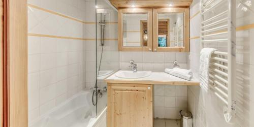 une salle de bain avec un lavabo, une douche et une baignoire dans l'établissement Résidence Les Alpages - 3 Pièces pour 8 Personnes MAE-4274, à Champagny-en-Vanoise