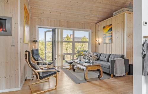 una sala de estar con un sofá y una mesa en 3 Bedroom Gorgeous Home In Storvorde, en Storvorde