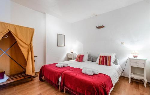 Nice Home In Les Adrets-De-L'estéreにあるベッド