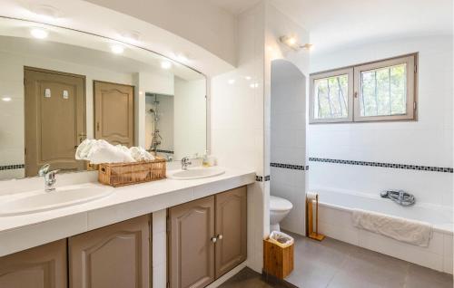 een badkamer met een wastafel, een bad en een toilet bij Gorgeous Home In Les Adrets-de-lestre With Wifi in Les Adrets de l'Esterel