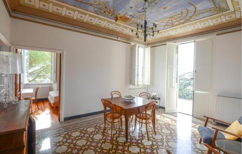 Χώρος καθιστικού στο 3 Bedroom Amazing Apartment In Zoagli