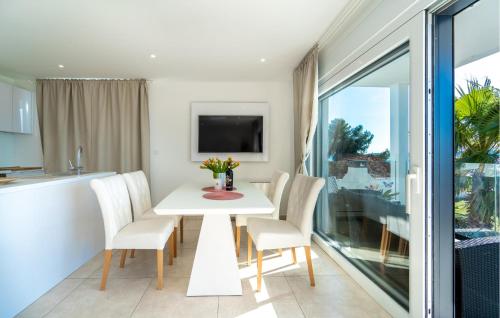 Μια τηλεόραση ή/και κέντρο ψυχαγωγίας στο Beautiful Apartment In Bibinje
