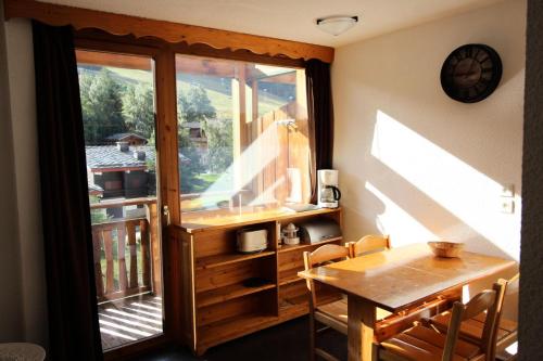 une salle à manger avec une table et une grande fenêtre dans l'établissement Chalets De La Vanoise - LES CHALETS DE LA VANOISE - CV5104 MAE-1674, à Villarodin-Bourget