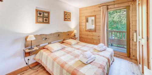 une chambre avec un lit avec des serviettes dessus dans l'établissement Résidence Les Alpages - 4 Pièces pour 8 Personnes MAE-3834, à Champagny-en-Vanoise