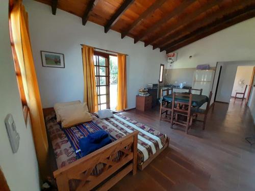 ein Schlafzimmer mit Bett und ein Esszimmer in der Unterkunft Arena&Mar in San Clemente del Tuyú