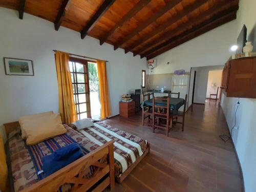 ein Wohnzimmer mit einem Bett und ein Esszimmer in der Unterkunft Arena&Mar in San Clemente del Tuyú