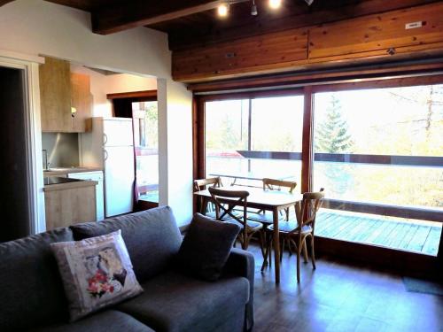 un salon avec un canapé et une table dans l'établissement Résidence Deux Tetes - Très agréable 2 pièces coin montagne récemment rénové, dans un quartier calme à 50 mètres des pistes MAE-6364, à Arc 1600
