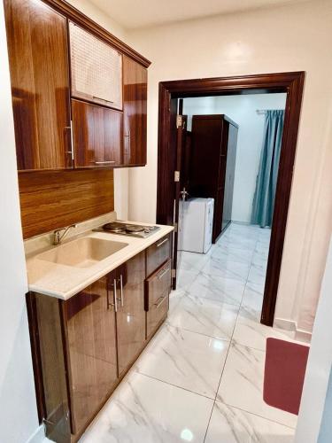 a kitchen with a sink and a counter at مرفق ضيافة خاص - شقة عائلية in Al Fayşalīyah