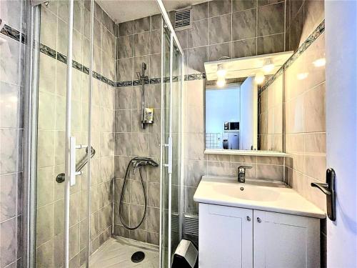 Et badeværelse på Résidence Corbier A3 - APPARTEMENT CENTRE STATION POUR 6 PERSONNES MAE-7494