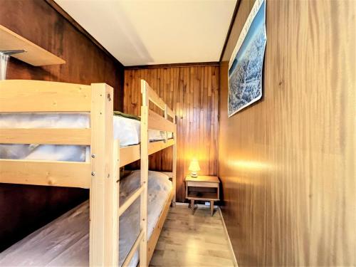 En eller flere senge i et værelse på Résidence Corbier A3 - APPARTEMENT CENTRE STATION POUR 6 PERSONNES MAE-7494