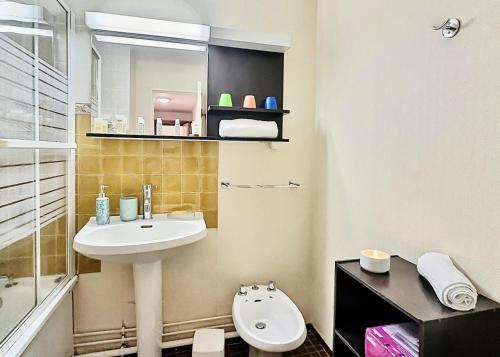une salle de bain avec un lavabo et des toilettes dans l'établissement Résidence Le Villaret - 2 pièces spacieux pour 5 personnes situé au pied des pistes de 