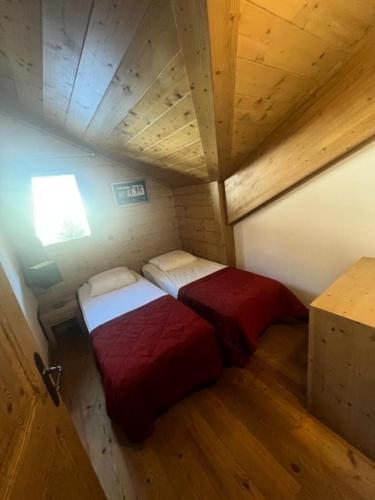 Ce lit se trouve dans une petite chambre dotée d'un plafond en bois. dans l'établissement Résidence L'oree Des Neiges - Appartement de 6 personnes confort un départ skis aux pieds et situé proche du centre de la station de Vallandry MAE-3711, à Peisey-Nancroix