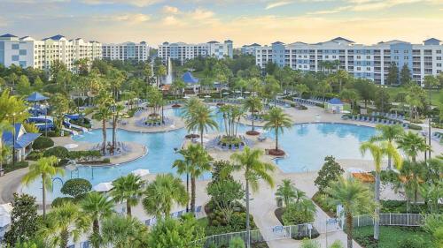 una vista aérea de una piscina en un complejo en Disney World ! Pools · BBQ · The Fountain Resort!, en Orlando