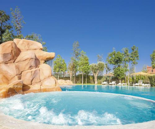 - une piscine avec toboggan dans un complexe dans l'établissement Appartement avec Solarium Privé au Vizir Résidence Prestigieuse avec Accès au Parc, à Marrakech