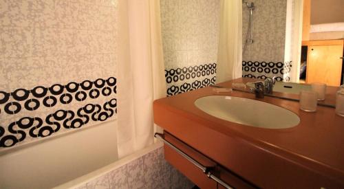 a bathroom with a sink and a bath tub at Résidence Palafour - Studio pour 4 Personnes 221 in Tignes