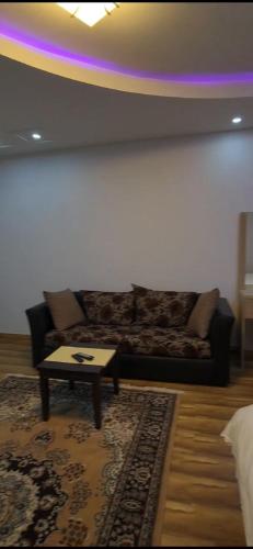 sala de estar con sofá y mesa en استوديو فاخر مؤثث قريب من الحرم en Sīdī Ḩamzah