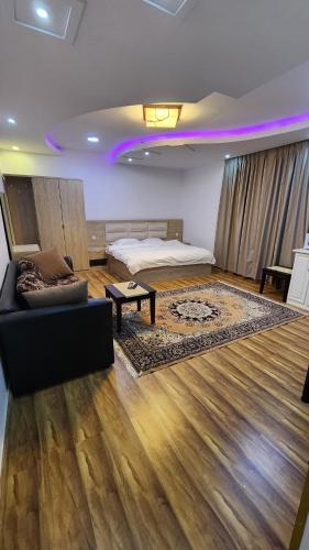 sala de estar con sofá y cama en استوديو فاخر مؤثث قريب من الحرم en Sīdī Ḩamzah