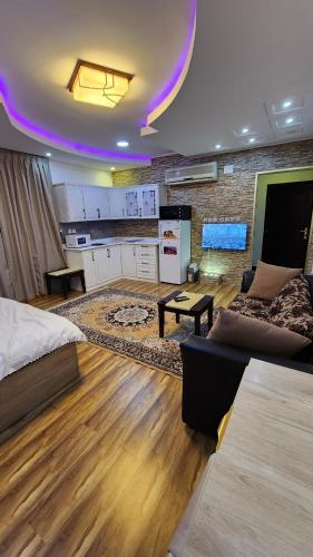 sala de estar amplia con cama y sofá en استوديو فاخر مؤثث قريب من الحرم en Sīdī Ḩamzah