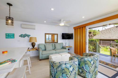 Una televisión o centro de entretenimiento en Kihei Kai Oceanfront Condos