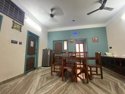 ein Esszimmer mit einem Tisch und Stühlen in der Unterkunft Sejour D Confort (Bamboo Stays) in Puducherry