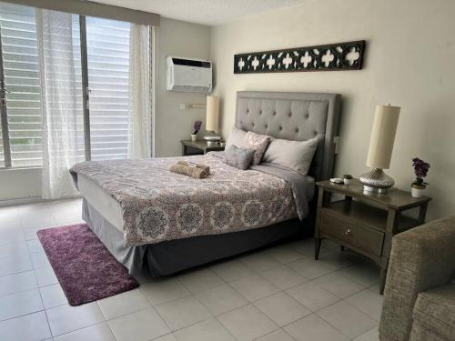 1 dormitorio con 1 cama grande y TV en Tranquil & Cozy Studio Near Tmobile District. en San Juan