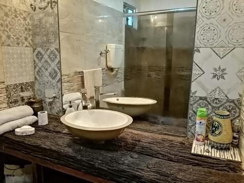 a bathroom with a bowl sink and a shower at Casita céntrica in Trinidad