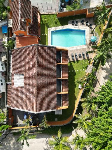 an aerial view of a house with a swimming pool at Pousada Ponta dos Corais in Guarujá