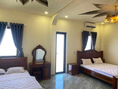SAIGON - PLEIKU HOTEL في بلاي كو: غرفة نوم بسريرين وسقف
