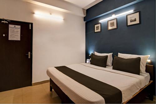 ein Schlafzimmer mit einem großen Bett mit blauer Wand in der Unterkunft Nilay classic in Bārang