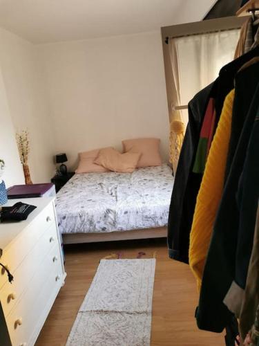 - une chambre avec un lit et une commode dans l'établissement Parfaite et confortable demeure, à Paris