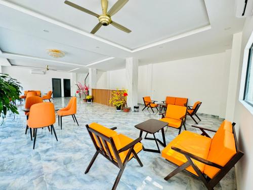 una sala de reuniones con mesas y sillas de color naranja en Lava Rock Viet Nam Lodge, en Cát Tiên