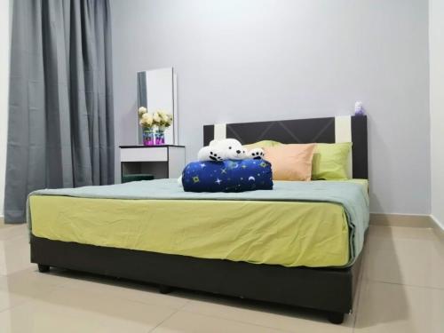 Un dormitorio con una cama con un osito de peluche. en Bayu Temiang Seremban- Your Urban Retreat en Seremban