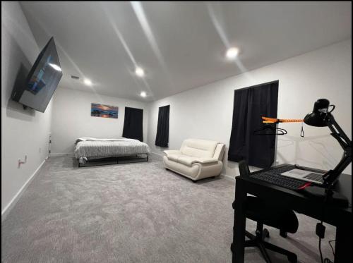 a bedroom with a bed and a desk with a computer at Banty Villa - Master Lounge in Austin