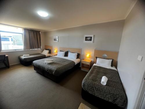 ein Hotelzimmer mit 2 Betten und einem Sofa in der Unterkunft Highway One Motel in Ceduna