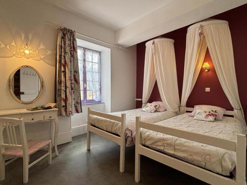 Postel nebo postele na pokoji v ubytování Grande maison rénovée avec jardin clos, idéale pour familles et amis, équipements variés, animaux acceptés - FR-1-489-50