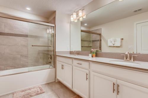 uma casa de banho com uma banheira, um lavatório e um chuveiro em 4810 LL - 5BD Private Pool Townhome - Storey Lake em Kissimmee
