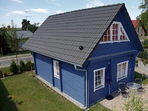 a blue house with a gray roof at Stolpseehäuser Himmelpfort - Urlaub bei Freunden in Fürstenberg-Havel