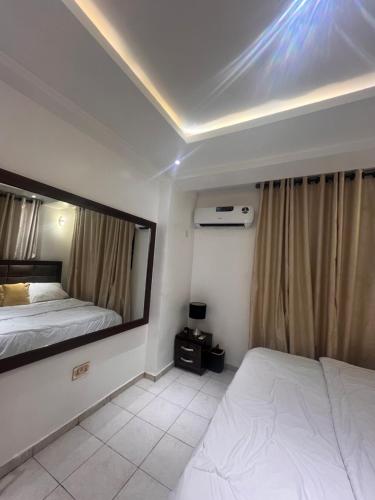 Habitación de hotel con 2 camas y ventana en Luxury 2 Bedroom Apartment in the Heart of WUSE 2, WIFI,NETFLIX, 24hrs Light en Abuja
