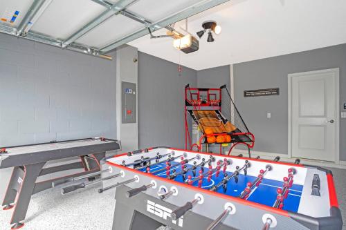 een speelkamer met een pooltafel en een ladder bij 1169 CD - Game Room Condo: Pool Disney Nearby in Kissimmee