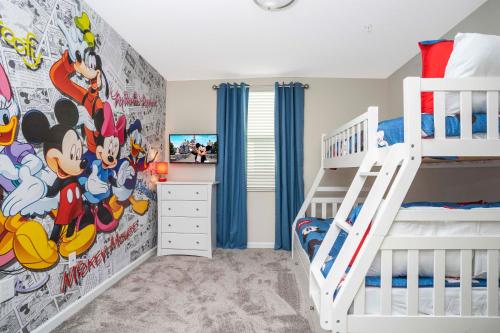 een slaapkamer met twee stapelbedden en een muurschildering van micratten bij 1169 CD - Game Room Condo: Pool Disney Nearby in Kissimmee