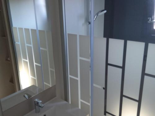 une salle de bain avec une douche avec une porte vitrée dans l'établissement Chalet 3 chambres, piscine, lac à 100m - Olonzac - FR-1-783-1, à Olonzac