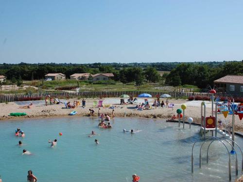 Gallery image of Chalet 2 Chambres avec Piscine Chauffée Près du Lac du Jaunay, Idéal Familles - FR-1-783-7 in La Chapelle-Hermier