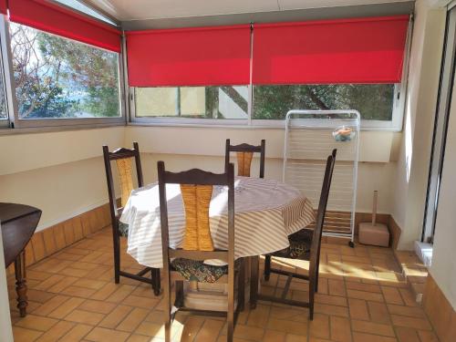 une salle à manger avec une table et des chaises et une fenêtre dans l'établissement Appart climatisé 4 pers, proche plage et commerces - FR-1-776-87, à Argelès-sur-Mer